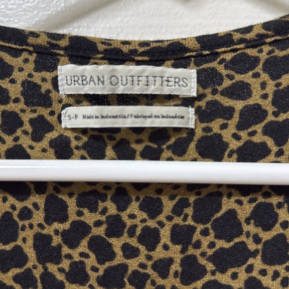 urban outfitters short sleeve cropped animal print top - Picture 2 of 5